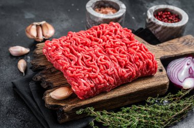 Çiğ kıyma, kıyma dilimlenmiş et. Siyah arka plan. Üst görünüm