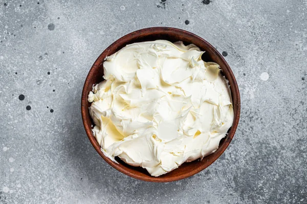 Queijo Mascarpone tradicional em tigela de madeira. Fundo cinzento. Vista superior — Fotografia de Stock