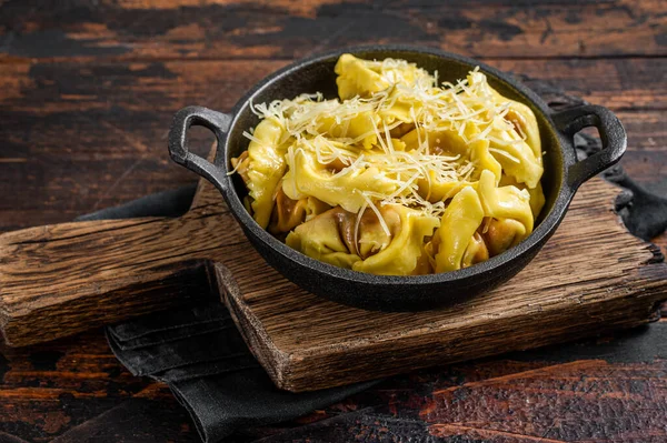 Mozzarella, parmesan peyniri ve domatesli Ravioli Makarnası. Ahşap arka plan. Üst görünüm — Stok fotoğraf