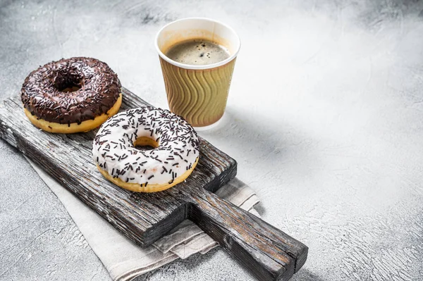 Taze çikolatalı çörekler ve kahve. Beyaz arka plan. Üst Manzara. Boşluğu kopyala
