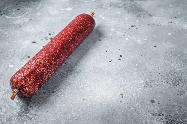 Kuru salam sosisi. Gri arka plan. Üst Manzara. Boşluğu kopyala