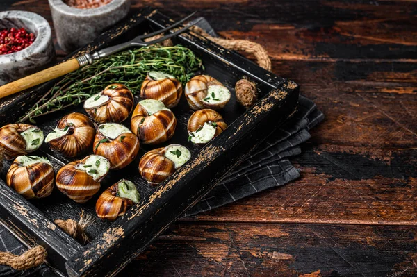 Fransk gourmet - Escargot Snails med vitlökssmör i en trälåda. Trä bakgrund. Högst upp. Kopiera utrymme — Stockfoto
