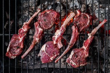 Izgarada çiğ kuzu pirzola, ateşte barbekü. Üst görünüm