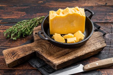 Tavada parmesan peyniri. Karanlık ahşap arka plan. Üst görünüm