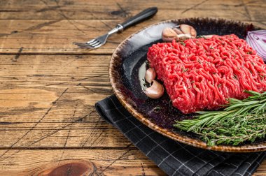 Çiğ kıyma, kıyma ve kuzu eti. Ahşap arka plan. Üst Manzara. Boşluğu kopyala