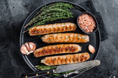 Tabakta kızarmış Bockwurst domuz eti sosisi. Siyah arka plan. Üst görünüm