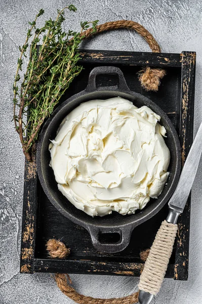 Tiramisu için ahşap tepside krem peynirli Mascarpone. Beyaz arka plan. Üst görünüm