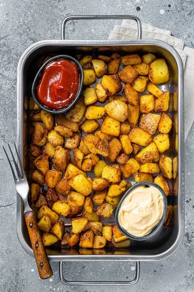 Patatas bravas traditional Spanish potatoes snack tapas in a steel tray. Gray background. Top view — Stock Photo, Image