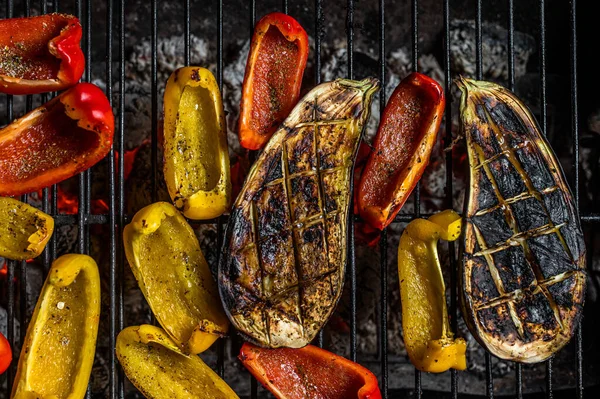 Legumes grelhados no churrasco, churrasqueira ao ar livre com fogo. Vista superior — Fotografia de Stock