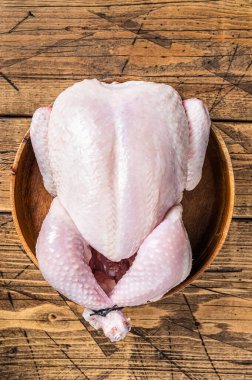 Çiğ tavuk, ahşap tabakta kümes hayvanları. Ahşap arka plan. Üst görünüm
