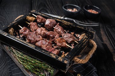 Barbekü bifteği şiş kebap şiş şiş. Siyah arka plan. Üst görünüm