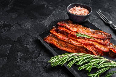 Kızarmış, çıtır çıtır domuz pastırması. Siyah arka plan. Üst Manzara. Boşluğu kopyala