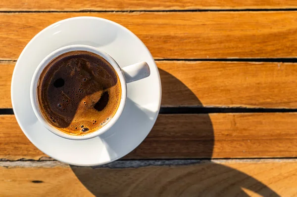 En kopp turkiskt kaffe på caféet. Trä bakgrund. Högst upp. Kopiera utrymme — Stockfoto