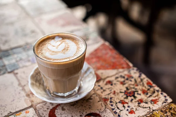 Latte xícara de café branco com arte forma de coração no café. Vista superior. Espaço de cópia — Fotografia de Stock