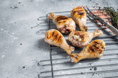 Izgarada ızgara Jerk Chicken, but budu kümes hayvanı eti. Gri arka plan. Üst Manzara. Boşluğu kopyala