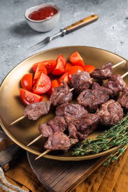 Kuzu şiş kebap, domatesli ızgara şiş şiş. Gri arka plan. Üst görünüm