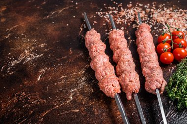 Çiğ kıymalı kuzu kıymalı şiş kebap ve şiş kebap. Ahşap arka plan. Üst Manzara. Boşluğu kopyala