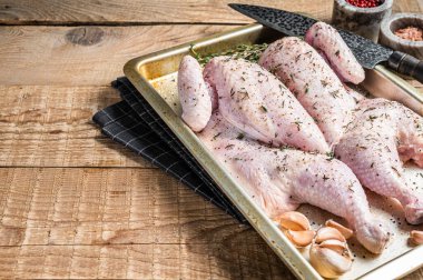 Çiğ çiğ tavuk pişirmek tüm tavuğu sarımsak ve kekik ile pişirmek. Ahşap arka plan. Üst Manzara. Boşluğu kopyala