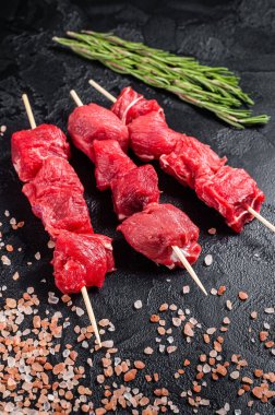 Shashlik çiğ sığır eti şiş kebap şiş kebap, şiş kebap otlu et. Siyah arka plan. Üst görünüm