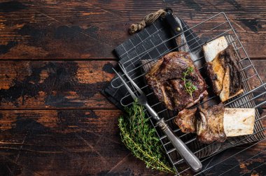 Izgarada ızgara biftek ve pirzola. Ahşap arka plan. Üst Manzara. Boşluğu kopyala