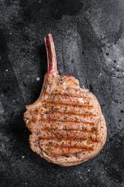 Barbekü ızgara Tomahawk bifteği kasap masasında. Siyah arka plan. Üst görünüm