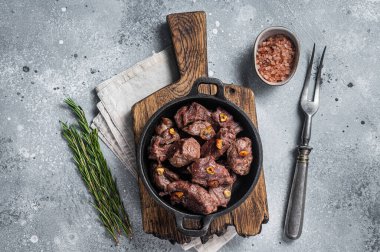 Sarımsaklı tavada ızgara Sauteed Beef. Gri arka plan. Üst görünüm