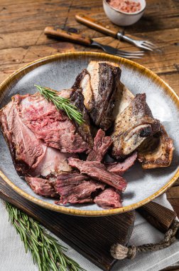 Biberiyeli dana eti ve pirzola. Ahşap arka plan. Üst görünüm