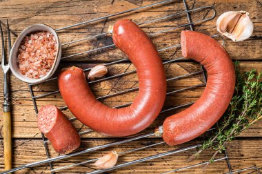 Izgarada Türk Sucuk eti sosisi. Ahşap arka plan. Üst görünüm