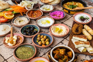 Turkish Village kahvaltı masası bir restoranda servis edildi. Üst görünüm