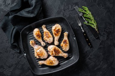 Izgara tavuk budu, otlu but, kümes hayvanı eti. Siyah arka plan. Üst görünüm