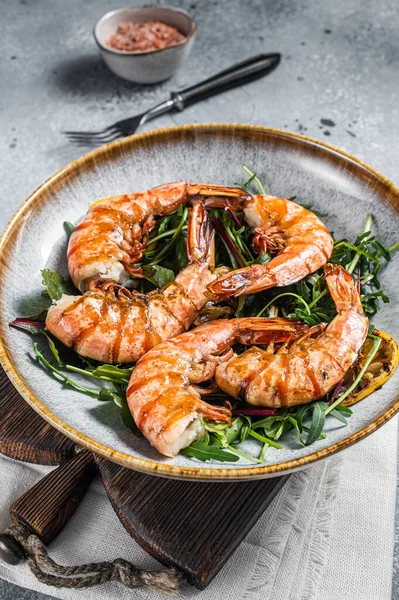 Salad with grilled Giant shrimps prawns in plate. Gray background. Top view — Stockfoto