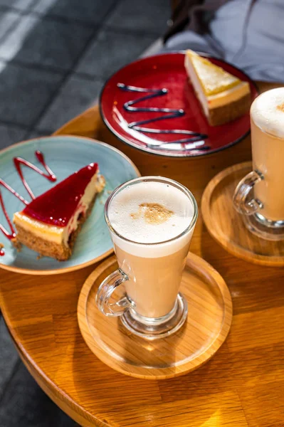 Pastel de queso clásico de Nueva York y café con leche en una mesa en la cafetería. Vista superior — Foto de Stock
