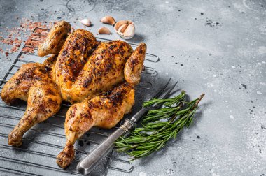 Geleneksel serpilmiş ızgarada ızgara tavuk. Gri arka plan. Üst Manzara. Boşluğu kopyala