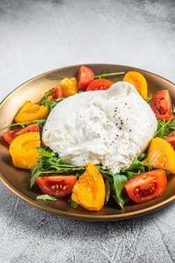 Kiraz domatesli İtalyan Burrata peyniri ve taze roka. Beyaz arka plan. Üst görünüm