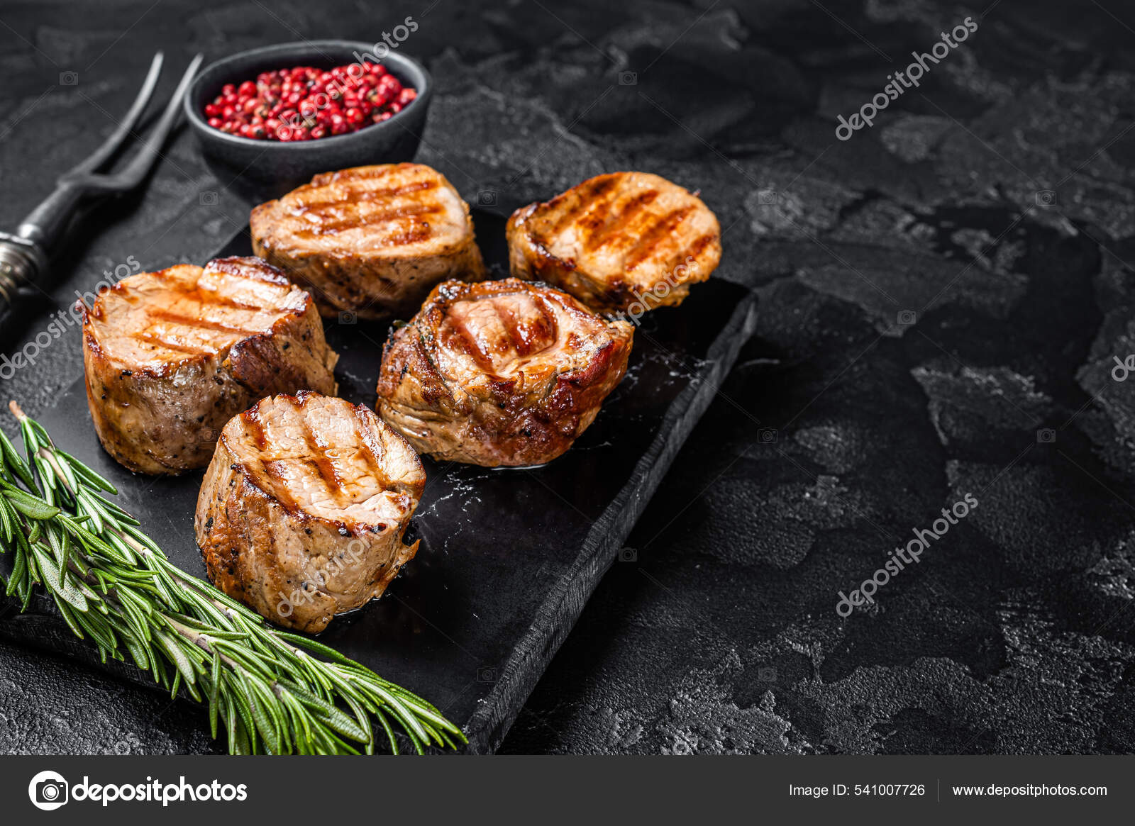 Barbacoa a la parrilla medallones de cerdo filetes, filete de solomillo de  carne. Fondo negro. Vista superior. Copiar espacio — Foto de stock  #541007726 © composter-box@mail.ru, image size:1600x1165