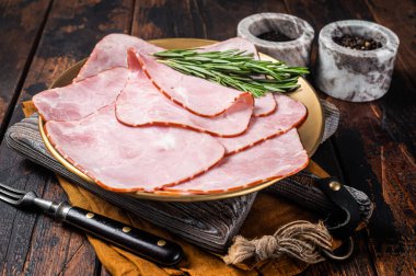 Kare dilimlenmiş domuz etli jambon. Ahşap arka plan. Üst görünüm