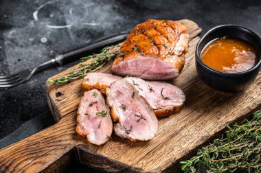 Dilimlenmiş ördek göğsü tuvaleti, soslu kızarmış biftek. Siyah arka plan. Üst görünüm