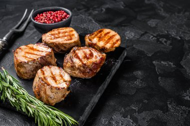 Mangalda domuz eti, biftek, fileto fileto et. Siyah arka plan. Üst Manzara. Boşluğu kopyala