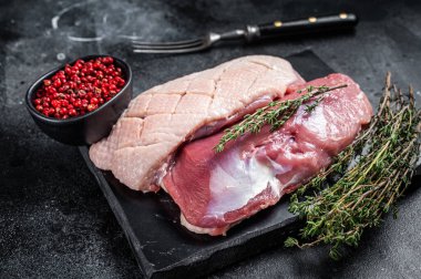 Çiğ ördek göğsü, fileto tavuk eti ve otlu biftek. Siyah arka plan. Üst görünüm