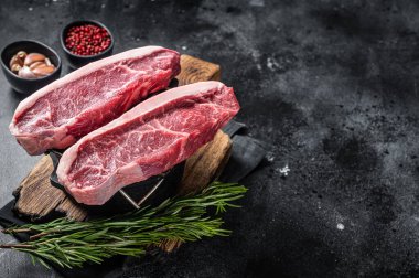 Çiğ sığır filetosu biftek ya da ızgarada Brezilya usulü Picanha bifteği. Siyah arka plan. Üst Manzara. Boşluğu kopyala