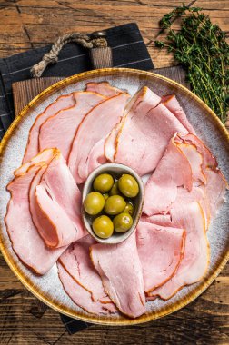 Zeytinli füme jambon dilimleri. Ahşap arka plan. Üst görünüm