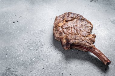 Izgara Biftek Tomahawk, Pirzola. Gri arka plan. Üst Manzara. Boşluğu kopyala
