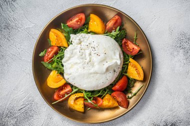 Kiraz domatesli İtalyan Burrata peyniri ve taze roka. Beyaz arka plan. Üst görünüm