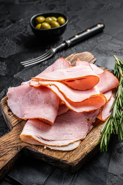 Pork ham slices on cutting board, Italian Prosciutto cotto. Black background. Top view — Stock Photo, Image