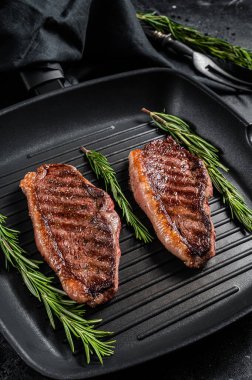 Izgara sığır filetosu bifteği ya da Brezilya usulü Picana usulü ızgara et. Siyah arka plan. Üst görünüm