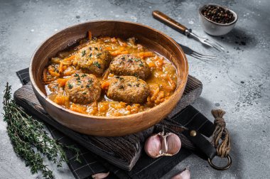 Pirzola ya da domates soslu ton balıklı balık köftesi. Gri arka plan. Üst görünüm