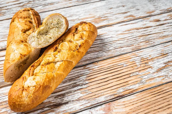 마늘 버터 빵, 허브와 구운 바게트. 하얀 배경. 위에서 본 모습. 복사 공간 — 스톡 사진