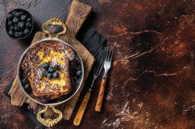 Akçaağaç siruplu ve yabanmersinli tost. Karanlık arka plan. Üst Manzara. Boşluğu kopyala