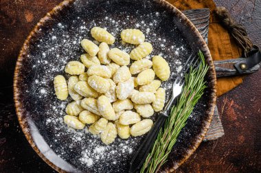 İtalyan gnocchi köftesi, kekikli çiğ patates gnocchi. Karanlık arka plan. Üst görünüm