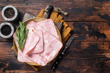 Kare dilimlenmiş domuz etli jambon. Ahşap arka plan. Üst Manzara. Boşluğu kopyala
